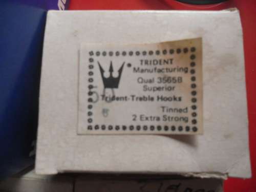 APPROXIMATELY 500 3 ANGLE HOOKS (NEVER BEEN USED)